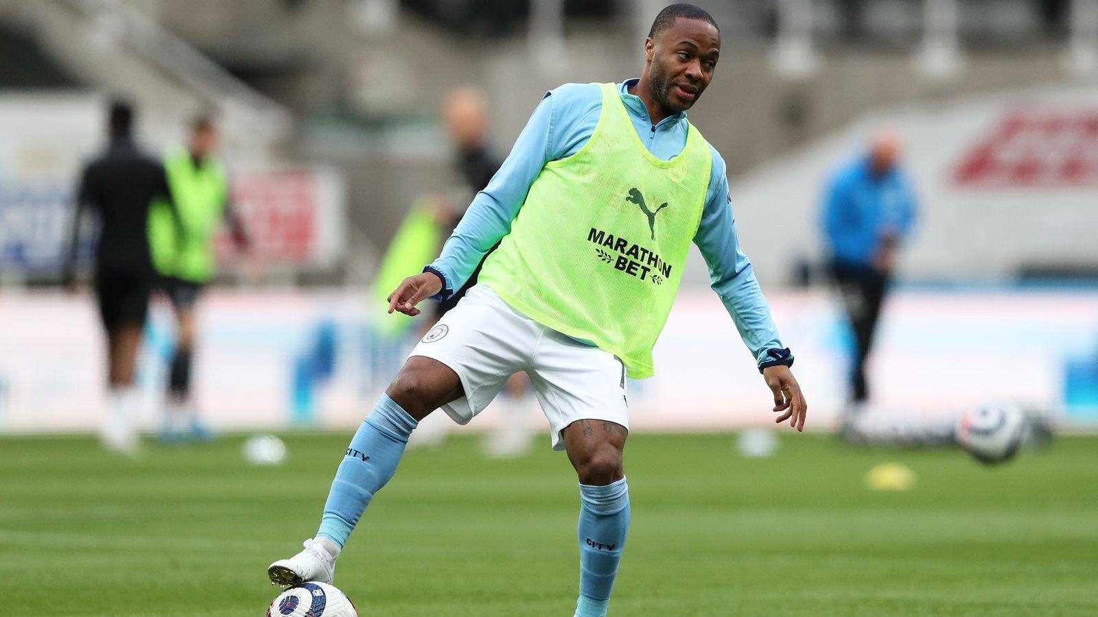 
                <strong>Platz 7 - Raheem Sterling (Manchester City)</strong><br>
                &#x2022; Wochengehalt: 352.257 Euro (300.000 Pfund) - <br>&#x2022; Vertrag bis: 2023 - <br>&#x2022; Position: Linksaußen<br>
              