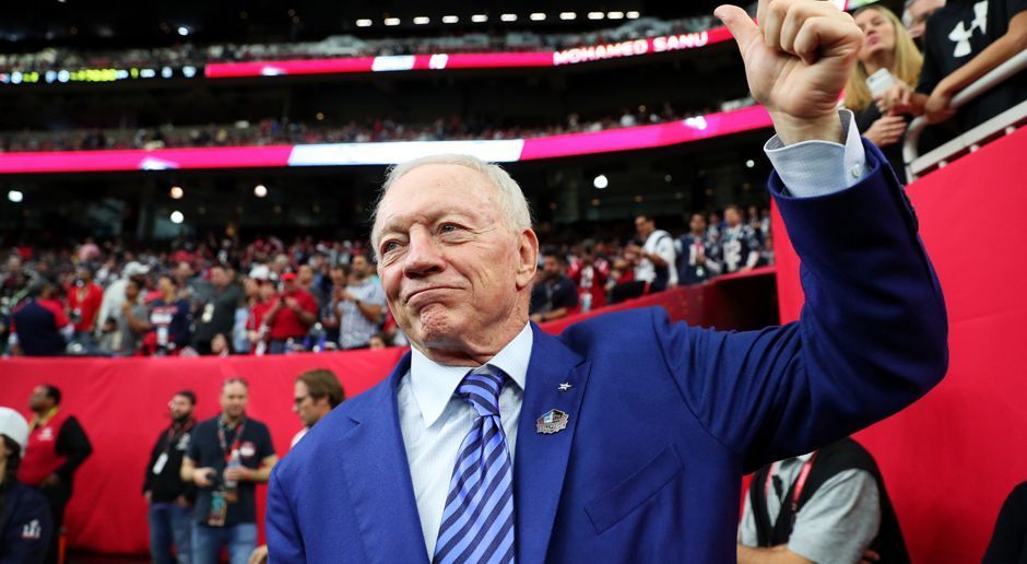 
                <strong>Jerry Jones (Owner Dallas Cowboys)</strong><br>
                Als Spieler schaffte es Jerry Jones nach seiner College-Karriere als Running Back nie zum Profi. Als Franchise-Besitzer ist er dafür eine prägende Figur der NFL. Seit 1989 ist Jones Owner der Dallas Cowboys und formte die Liga, wie es sie heute gibt, mit. In Zeiten drohender wegbrechender TV-Einnahmen fädelte er 1994 einen Mega-Deal zwischen der NFC und FOX Sports ein und sorgte so für den wirtschaftlichen Aufschwung der Liga. Die Cowboys formte er von einer Franchise, die jährlich an Wert verlor, zum wertvollsten Sportteam der Welt.
              