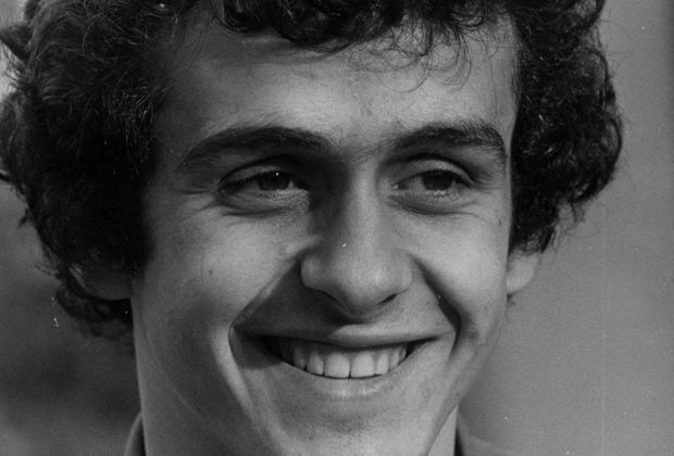 
                <strong>Michel Platini (1. FC Saarbrücken)</strong><br>
                Einige Zeit bevor Michel Platini bei Juventus Turin und in der französischen Nationalelf durchstartete, meldet er sich als 19-Jähriger beim 1. FC Saarbrücken zum Probetraining. Für Trainer Slobodan Cendic ist er zu schmächtig - er schickt ihn nach Hause.
              