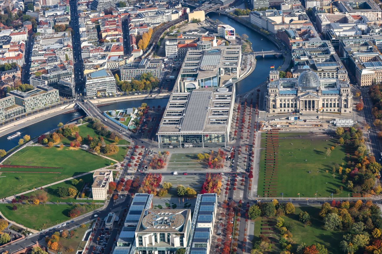 Das Bundeskanzleramt (unten im Bild) liegt in nächster Nähe zum Bundestag (rechts) und dem Paul-Löbe-Haus.