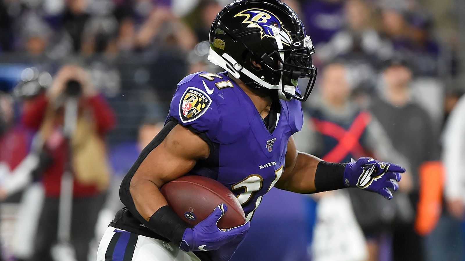 
                <strong>Mark Ingram Junior (Baltimore Ravens)</strong><br>
                Mark Ingram Junior wurde 2011 von den Ravens in der ersten Draft-Runde gepickt, seitdem spielt der am 21. Dezember 1989 geborene Running Back für die Ravens. 7.025 Yards erlief der 31-Jährige insgesamt und verbuchte dabei 70 Touchdowns.
              