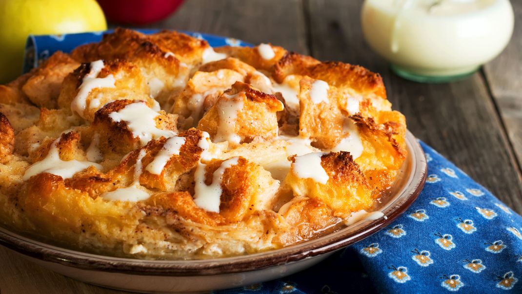 Damit wirst du beim nächsten Brunch sicher überzeugen: ein leckerer Apfel-Croissant-Auflauf.