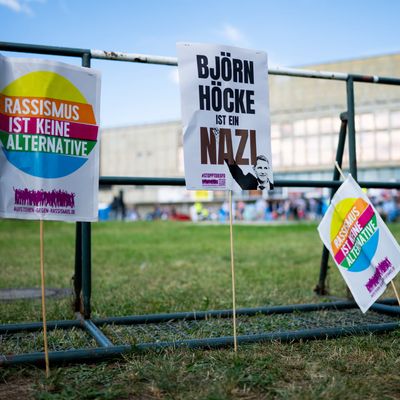 16. August 2024, Gera: Plakate von Anti-Afd-Demonstrant:innen an der Polizeiabsperrung zum Versammlungsgelände einer Wahlkampfveranstaltung der AfD Thüringen vor dem Kultur- und Kongresszentrum