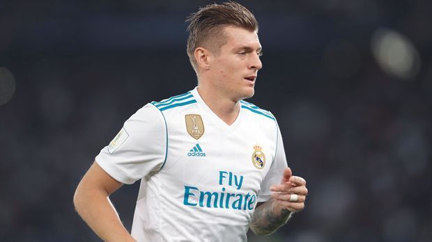 
                <strong>Toni Kroos</strong><br>
                Kroos zeigt sich zunächst wie immer extrem pass- und ballsicher, dazu mit gutem Auge. Etwa als er nach 30 Minuten einen Barca-Konter mit gutem Stellungsspiel unterbindet und dafür Applaus von den Fans im Bernabeu bekommt. Allerdings beginnt Barcas Angriff zum 1:0 mit einem Fehlpass von Toni Kroos und auch das Gegenpressing des Nationalspielers ist in dieser Szene ausbaufähig. Auch Kroos gelingt es nach den Gegentoren nicht, wieder Ordnung ins Spiel der Königlichen zu bringen. ran-Note: 4
              