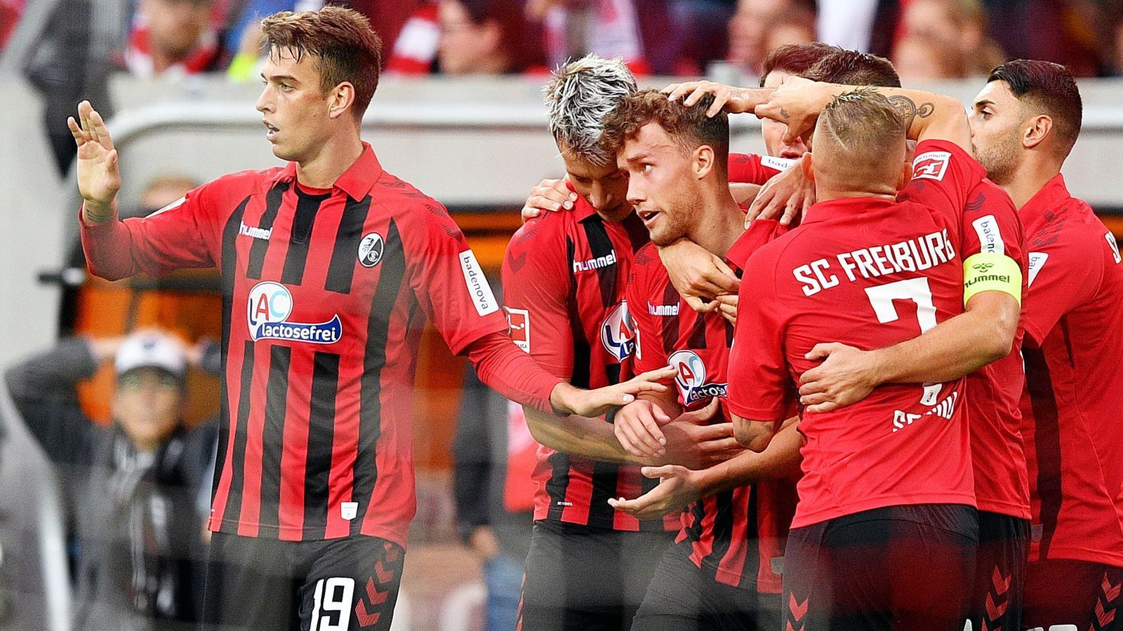 
                <strong>SC Freiburg (Bundesliga/Deutschland)</strong><br>
                Die Breisgauer spielten in der vergangenen Saison unerwartet erfolgreich. Die Mannschaft von Trainer Christian Streich schielte sogar lange Zeit auf die Europapokalplätze, im Saisonendspurt mussten sich die Freiburger dann doch der überlegenen Konkurrenz geschlagen geben. Zudem durfte man sich beim SC über den besten Saisonstart der Vereinsgeschichte und den 200. Bundesliga-Sieg freuen. Ob die Freiburger auch in der nächsten Saison wieder so auftrumpfen können, ist eher unwahrscheinlich, doch wie die vergangenene Saison gezeigt: In Freiburg ist alles möglich.
              