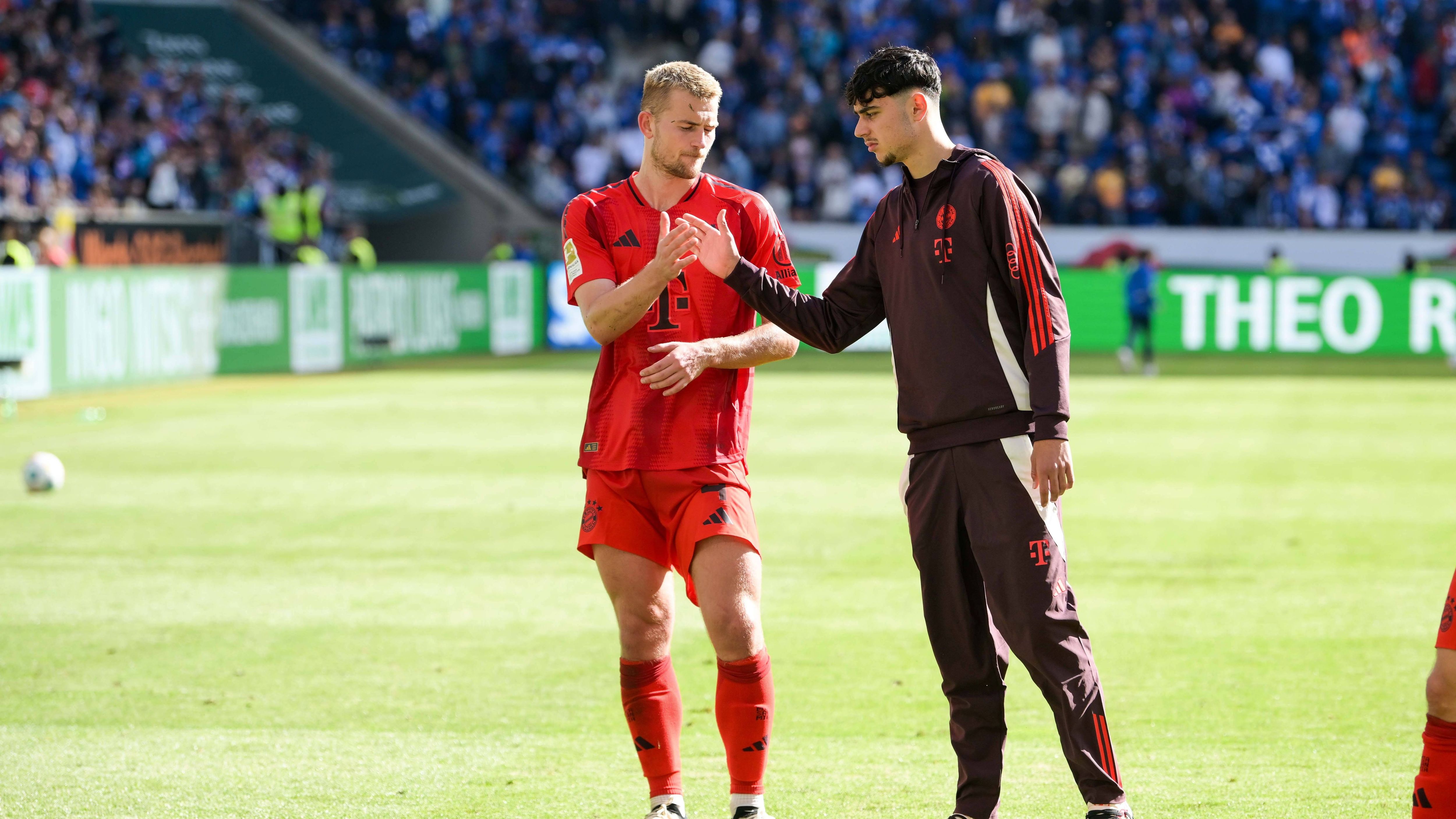 <strong>Matthijs de Ligt</strong><br>Matthijs de Ligt steht etwas überraschend vor dem Abschied. Wie "Sky" berichtet, soll der Niederländer den Klub verlassen, um benötigte Einnahmen zu generieren und sein hohes Gehalt einzusparen. Der Vertrag des Abwehrspielers läuft eigentlich noch bis 2027. Sein Ersatz beim FCB soll Jonathan Tah werden, der sich mit dem Rekordmeister bereits geeinigt haben soll.