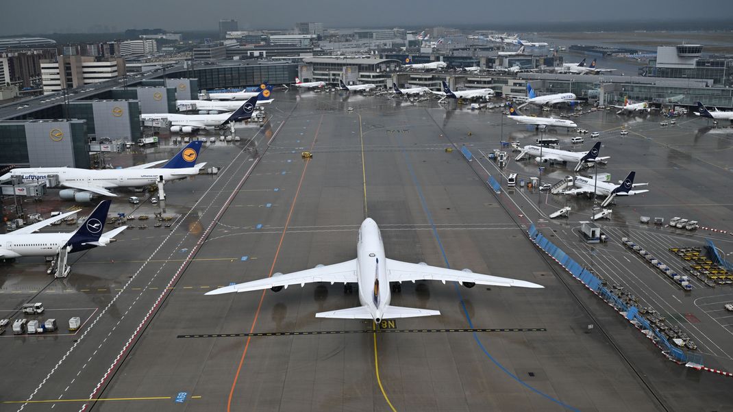 Der Frankfurter Flughafen könnte noch den ganzen Tag von Verspätungen und Ausfällen betroffen sein.