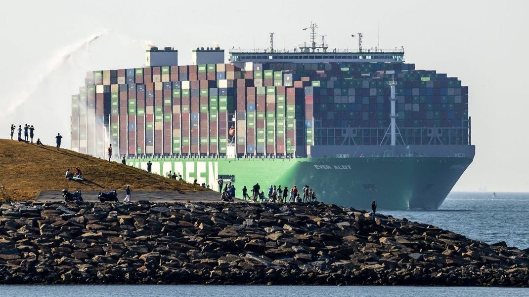 Das größte Containerschiff der Welt: die Ever Alot.