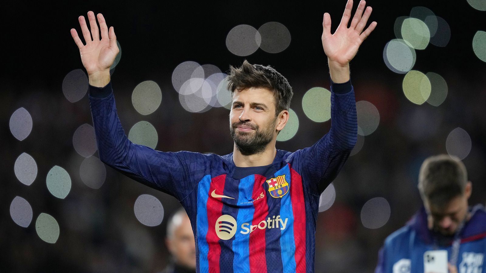 
                <strong>Piques Ehrenrunde durchs Camp Nou</strong><br>
                Gerard Pique sichtlich gerührt auf seiner Ehrenrunde durch das Camp Nou
              