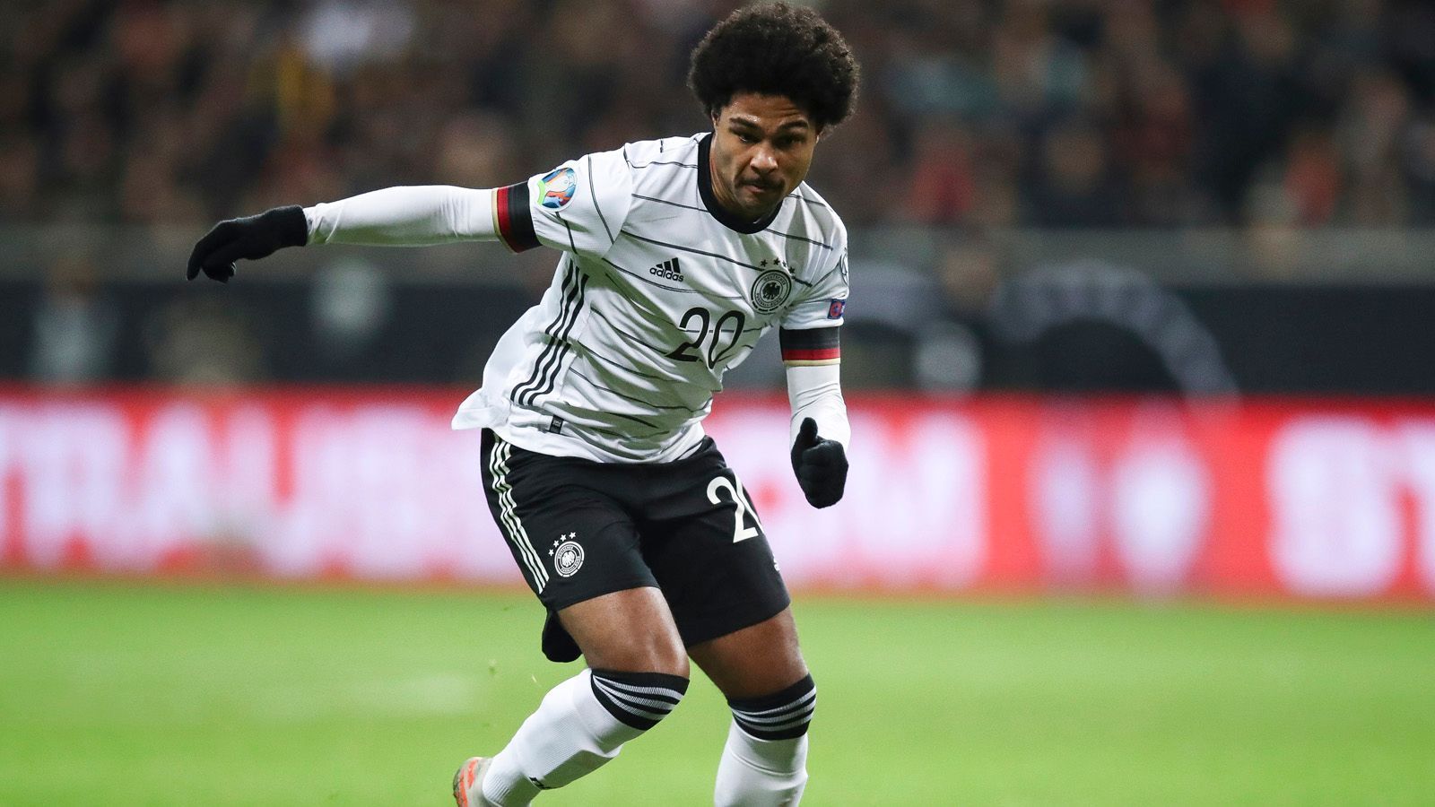 
                <strong>Mittelfeld: Serge Gnabry</strong><br>
                Wenn Gnabry spielt, wird es für den Gegner gefährlich. Das galt in der vergangenen Saison genauso wie heute. Deshalb wird er gegen die Ukraine auf dem linken Flügel wirbeln.
              