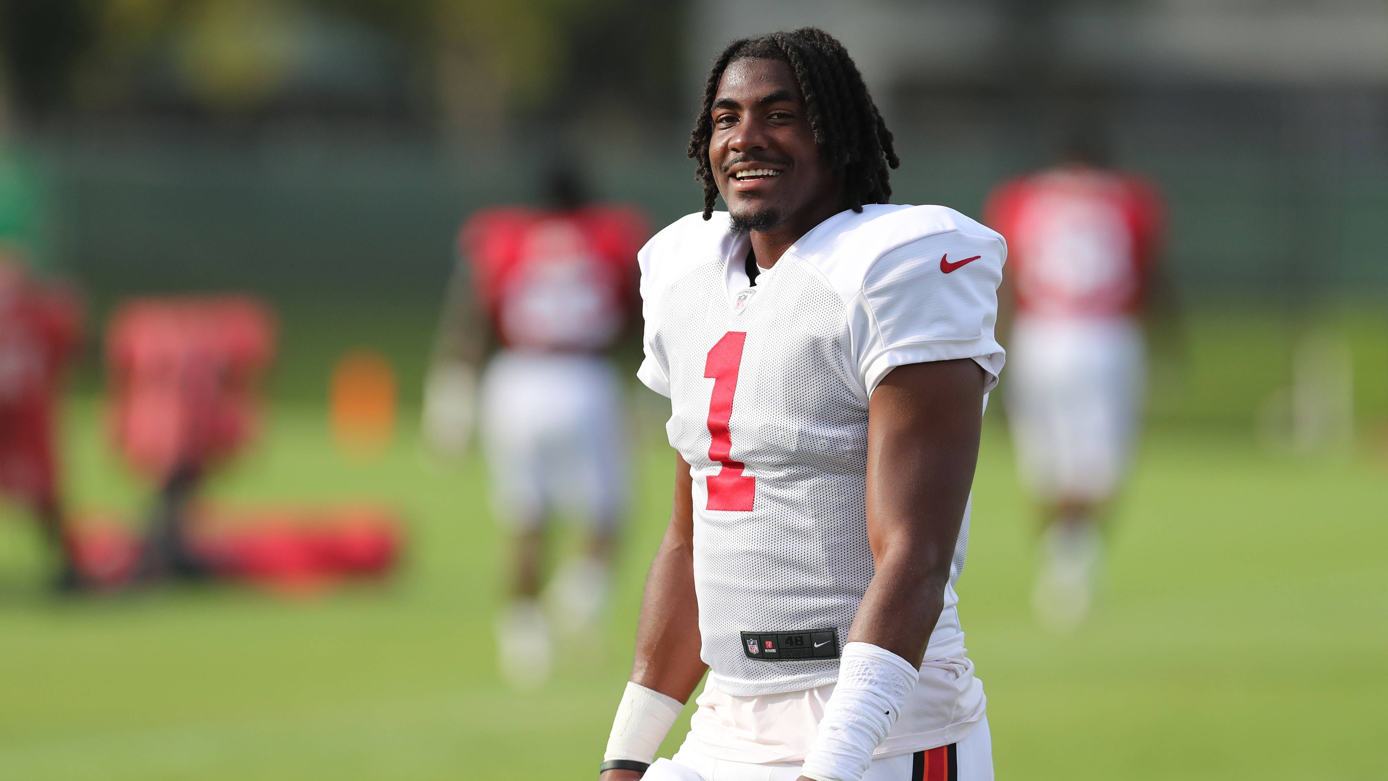 <strong>Rachaad White (Running Back | Tampa Bay Buccaneers)</strong><br>Der Abschied von Tom Brady hat einiges verändert bei den Bucs. Einer der großen Profiteure der neuen offensiven Hackordnung könnte White sein. Bereits im Laufe der vergangenen Saison erkämpfte er sich den Posten als Starter, den er nun zementieren dürfte. Die Bucs wollen White, so hört man, sowohl im Lauf- als auch im Passspiel einsetzen und sehen in ihm angeblich "Star-Potenzial".