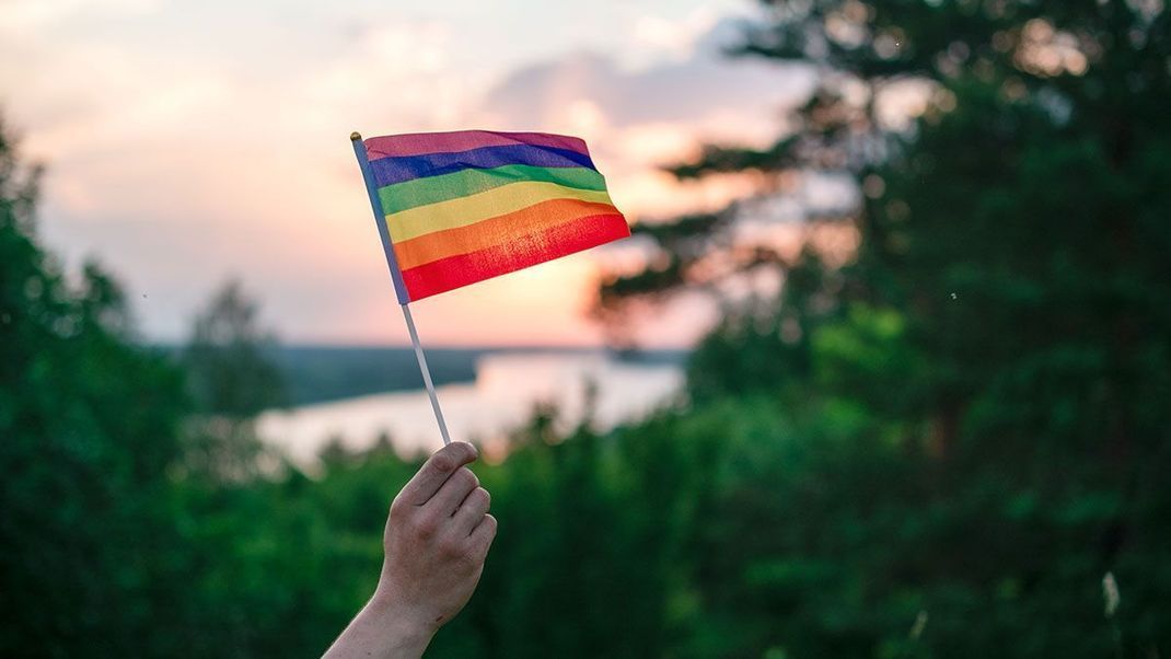 Die Farben der Pride-Flag: Was genau bedeuten sie? Und wo liegt der Ursprung? Die Antworten findet ihr im Artikel.