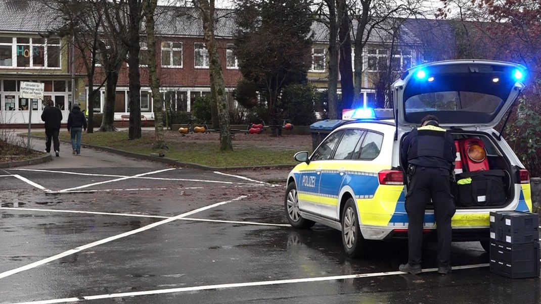 Mit einem Messer hat eine Jugendliche eine Mitschülerin schwer verletzt. Der Angriff ereignete sich an einer Schule in Niedersachsen.