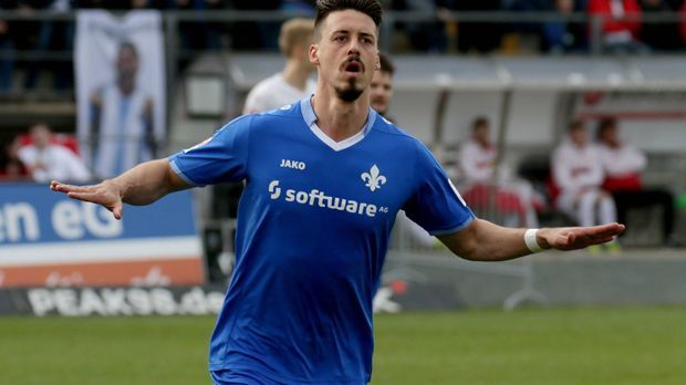 
                <strong>Sandro Wagner: Tight End</strong><br>
                Sandro Wagner - Tight End: Auch die Überlebensversicherung von Darmstadt 98 könnte einen guten Tight End abgeben. Durch seine Größe wäre Wagner ideal, um auch mal einen Block zu setzen. Duelle in der Luft könnte der 28-Jährige für sich entscheiden.
              