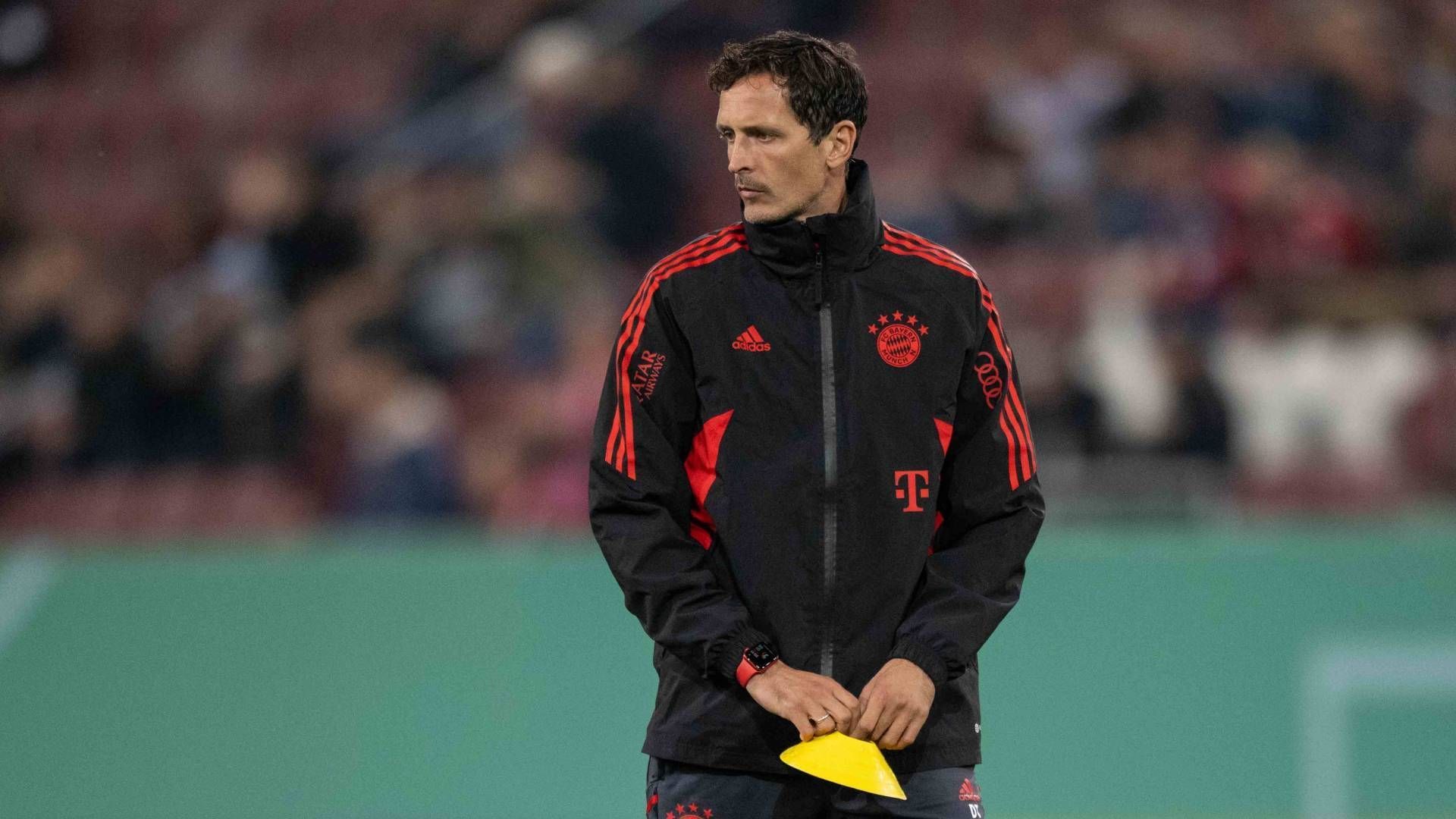 
                <strong>Dino Toppmöller (vereinslos)</strong><br>
                Als Topkandidat gilt laut übereinstimmenden Medienberichten aktuell Dino Toppmöller. Der 42-Jährige war zuletzt Co-Trainer unter Julian Nagelsmann beim FC Bayern München, auch bei RB Leipzig hatten die beiden zuvor zusammengearbeitet. Doch laut der "Bild" könnte es nun an der Ablösesumme scheitern: Demnach wollen die Bayern - bei denen er noch bis 2024 unter Vertrag steht - wohl bis zu 500.000 Euro haben. Diese Summe soll die Eintracht nicht zahlen wollen. Bislang gibt es wohl noch keine Gespräche zwischen beiden Parteien. Toppmöller sammelte als Cheftrainer bislang vor allem Erfahrungen in der luxemburgischen Liga bei F91 Düdelingen, den er zwischen 2016 und 2019 trainierte. Während dieser Zeit führte er den Klub völlig überraschend in die Gruppenphase der Europa League. Anschließend folgte ein halbjähriges Intermezzo bei Royal Excelsior Virton aus Belgien. Für den Sohn des früheren Eintracht-Trainers Klaus Toppmöller wäre der Posten am Riederwald die bislang mit Abstand größte Herausforderung seiner Trainerkarriere.
              