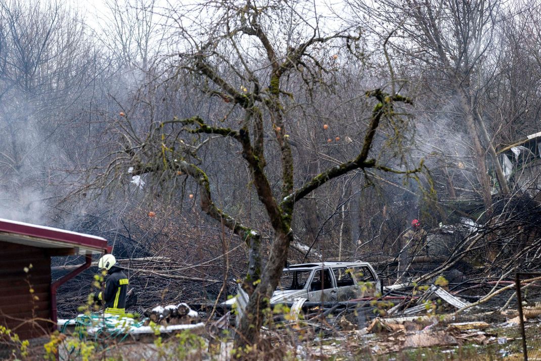 Zahlreiche Rettungskräfte sind in der Nähe von Vilnius im Einsatz.