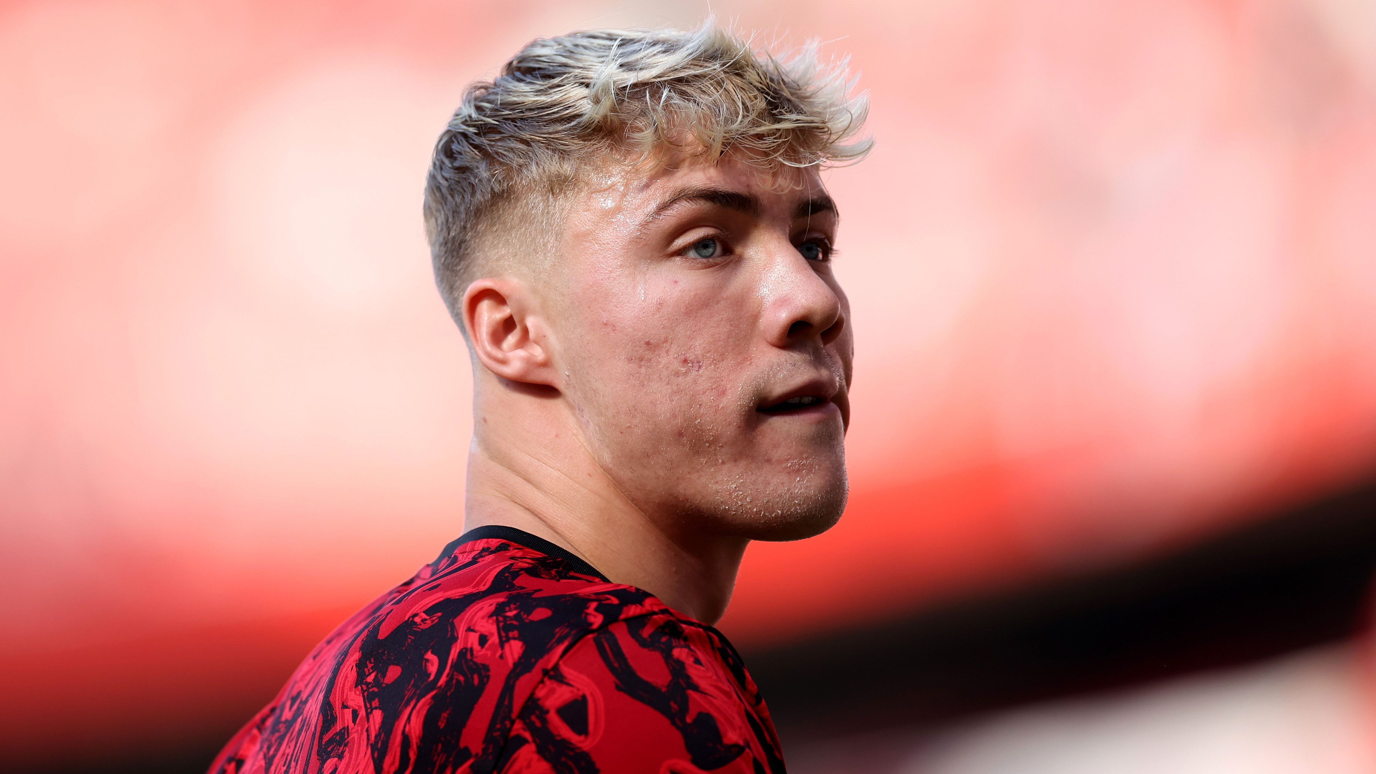 <strong>Dänisches Alphabet verhindert Druck von&nbsp;Højlund-Trikot</strong><br>Manchester United konnte einen Monat lang kein Trikot des Neuzugangs Rasmus Højlund verkaufen, so die "Daily Mail". Grund dafür war der dänische Buchstabe "Ø".