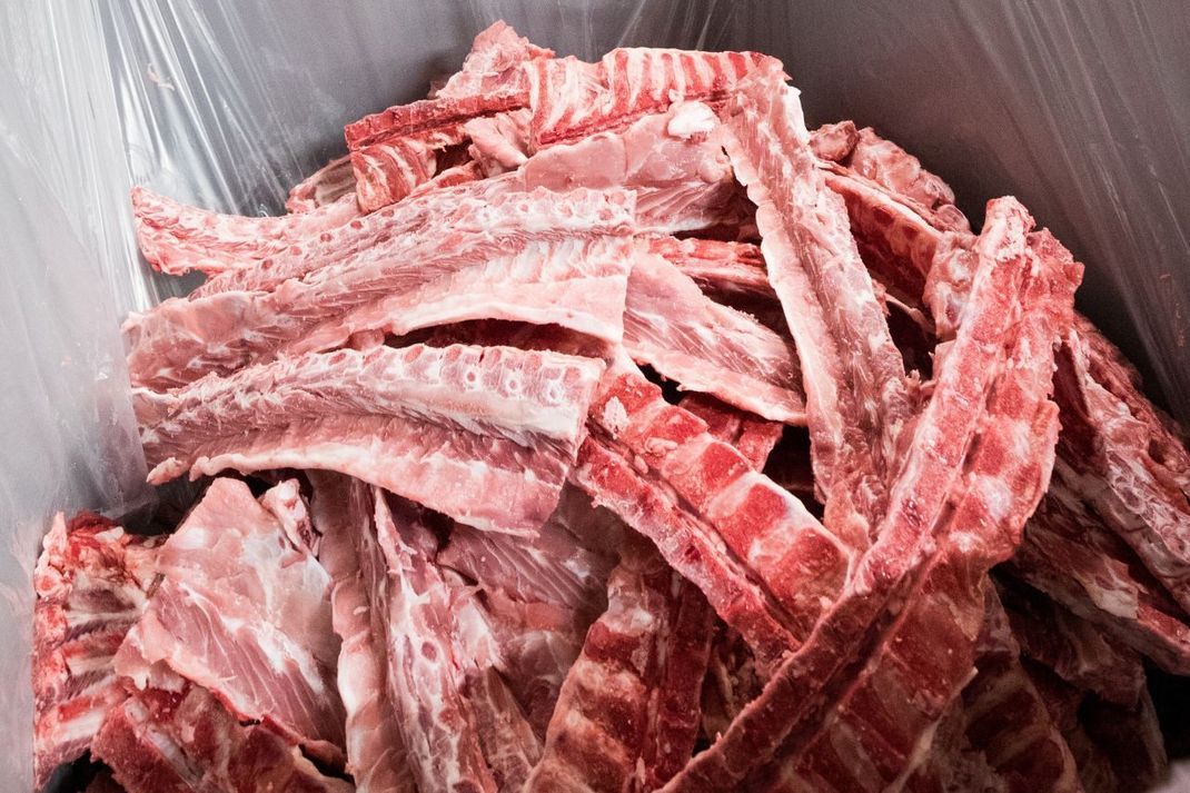 Separatorenfleisch besteht aus von Knochen abgetrennten Fleischresten.
