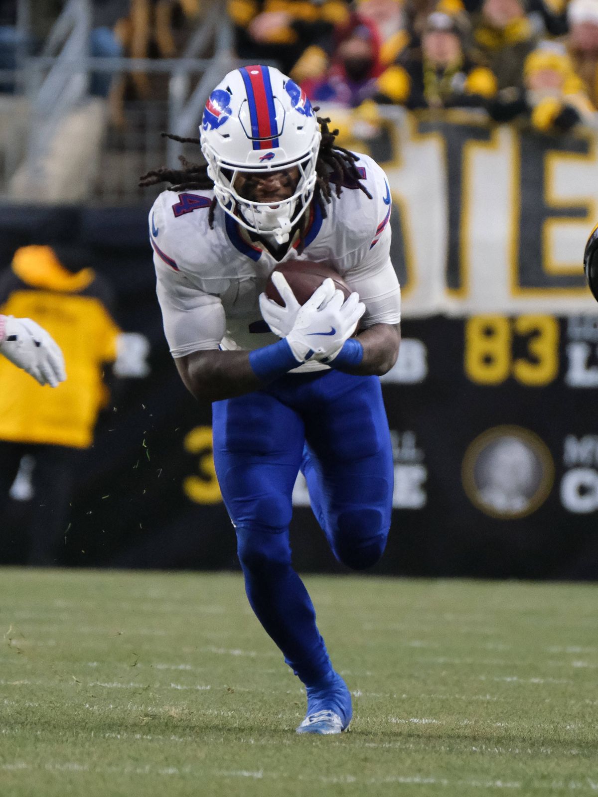 Nov 30, 2025: James Cook III 4 during the Pittsburgh Steelers vs Buffalo Bills game in Pittsburgh, PA. CSM Pittsburgh USA - ZUMAcp5_ 20251130_faf_cp5_098 Copyright: xJasonxPohuskix