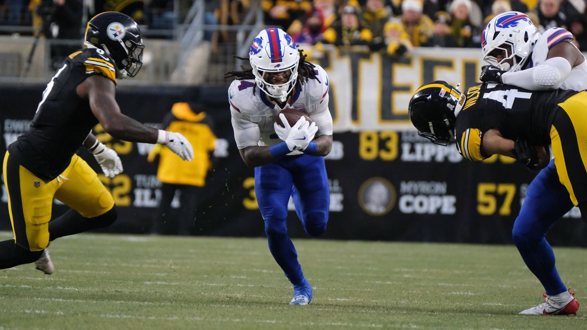 Nov 30, 2025: James Cook III 4 during the Pittsburgh Steelers vs Buffalo Bills game in Pittsburgh, PA. CSM Pittsburgh USA - ZUMAcp5_ 20251130_faf_cp5_098 Copyright: xJasonxPohuskix