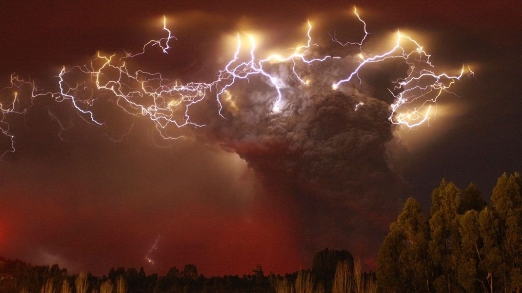 Blitze zucken um die Aschewolke über der Vulkankette Puyehue-Cordon Caulle bei Entrelagos am 5. Juni 2011.