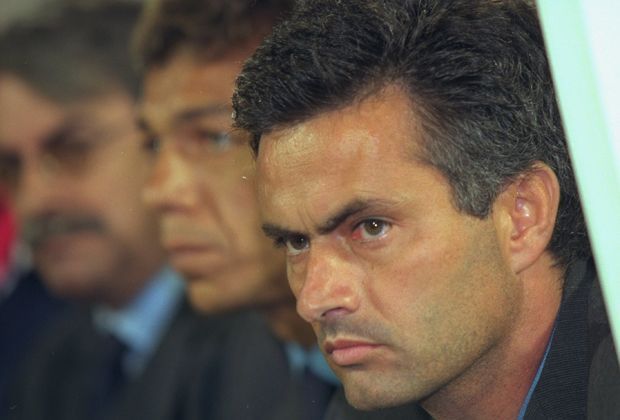 
                <strong>Jose Mourinho</strong><br>
                ... im Jahr 2000 zum ersten Mal Cheftrainer wurde. Bei Benfica Lissabon bekam Mou aber nicht das Vertrauen des Präsidenten zugesprochen, so dass er erst 2004 als Coach des FC Porto durchstartete und danach in die große weite Fußball-Welt zog. 
              