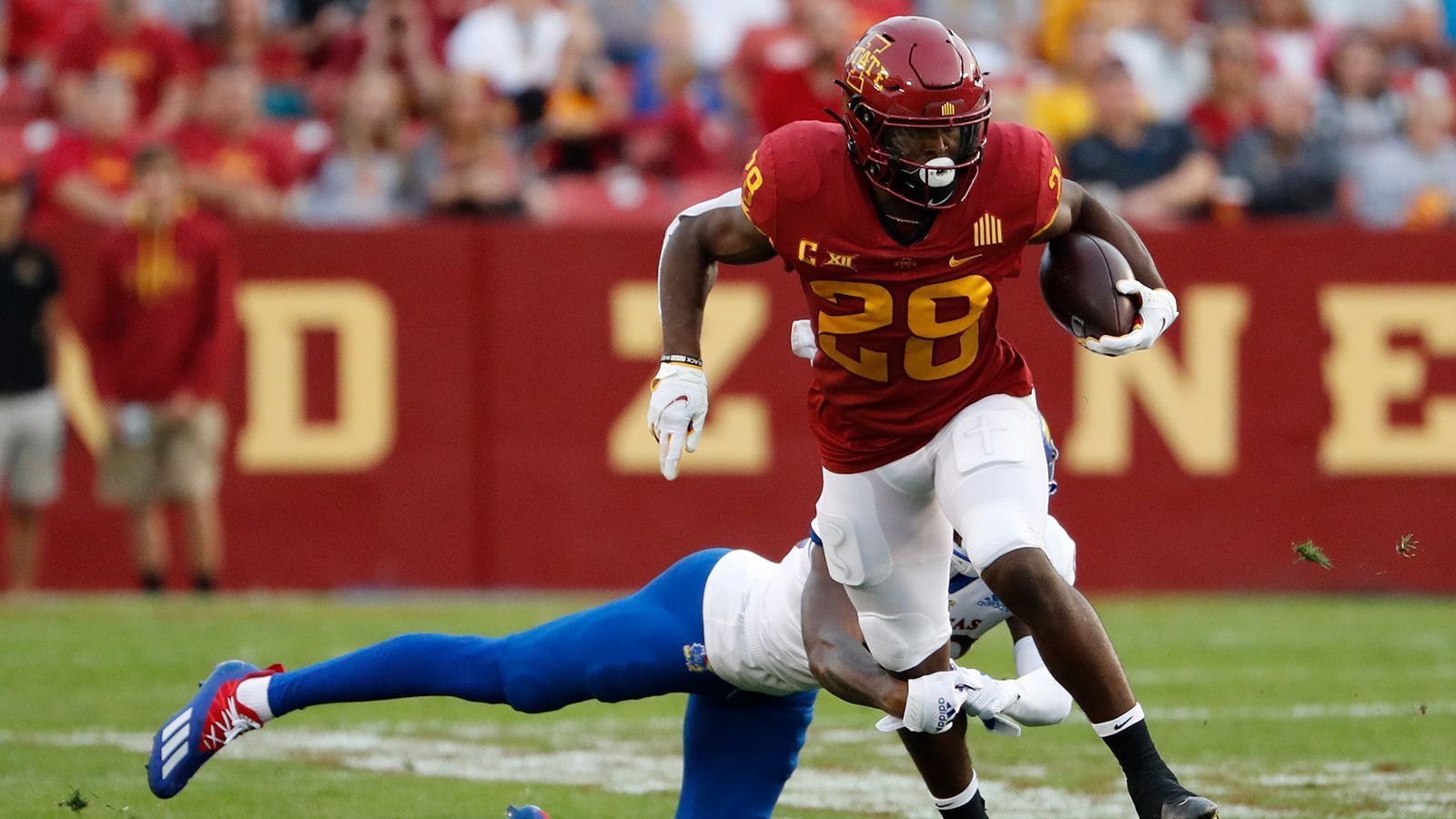 
                <strong>Breece Hall (Iowa State Cyclones) </strong><br>
                Der vielleicht beste Allrounder der Draft Class dürfte Breece Hall sein. Über die vergangenen beiden Spielzeiten war er der Dreh- und Angelpunkt der Lauf-Offensive der Cyclones. Hall sammelte in dieser Zeitspanne knapp 3.000 Rushing Yards und 41 Touchdowns. Als Receiver legte er weitere knapp 500 Yards drauf. Der erst 20-Jährige liest Spielzüge bereits sehr gut und findet die richtigen Lücken. Seine Balance und die Start-Stopp-Fähigkeit eines E-Autos machen gegnerischen Verteidigern das Leben schwer. Als Receiver zeigt er immer wieder gute Catching-Fähigkeiten, könnte aber noch etwas an seinem Route Running feilen. 
              