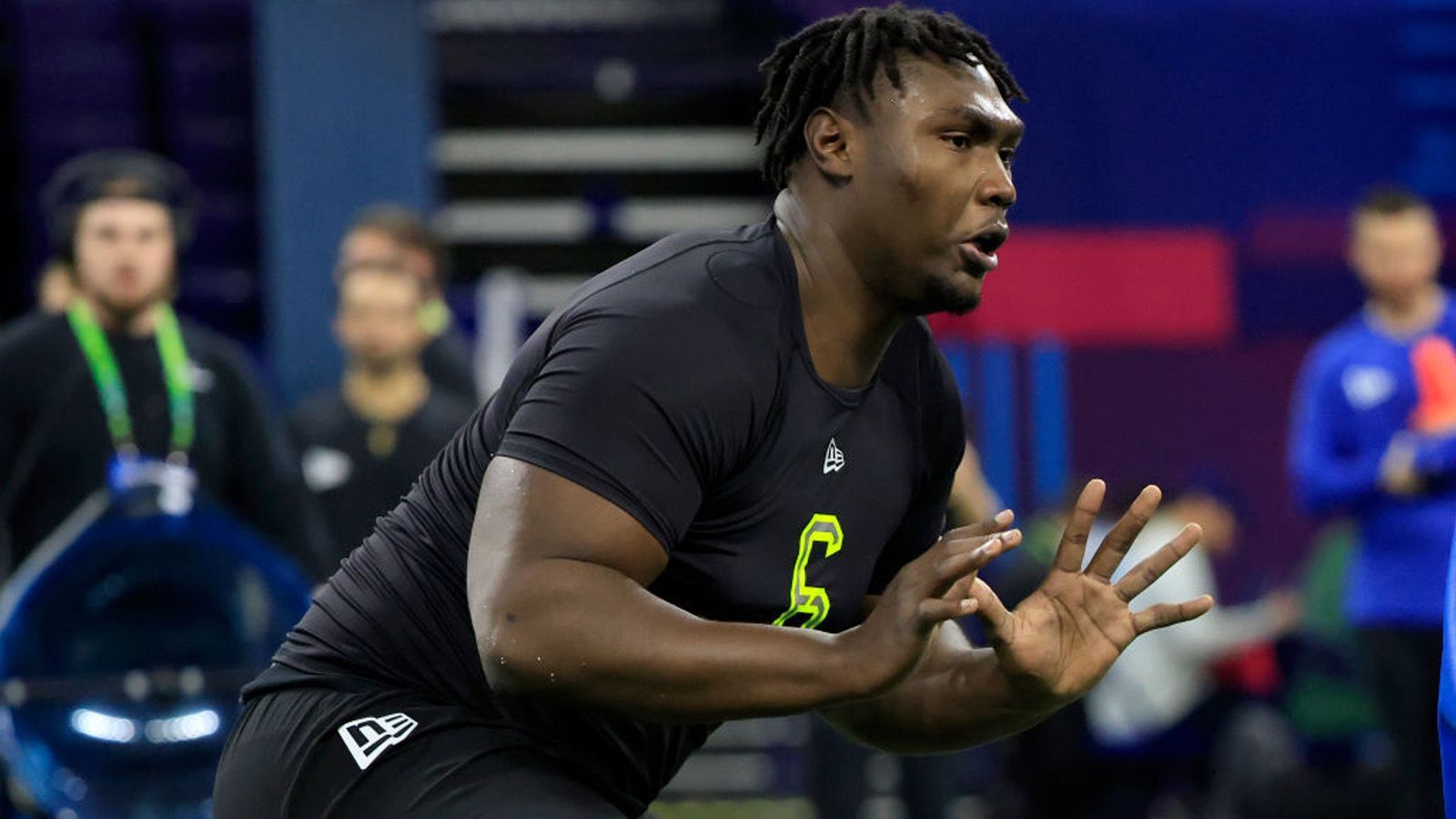 
                <strong>17. Pick: Los Angeles Chargers - Charles Cross (Mississippi), OL</strong><br>
                Steal-Alert! Wäre einer der größten Überraschungen, sollte Cross so weit fallen. Wenn Cross weg ist, könnte es auch ein Wide Receiver oder D-Liner werden.Die Draft Needs der Chargers: OL, DL, WR
              