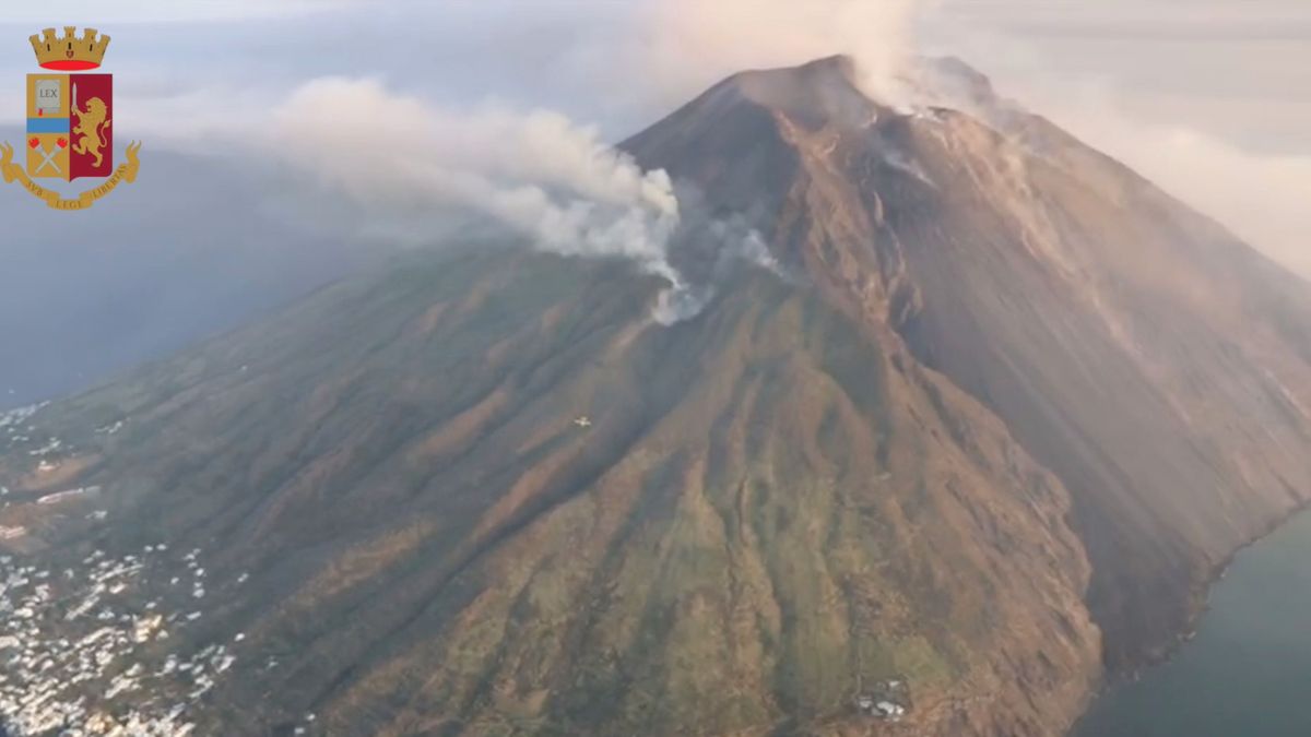 Stromboli raucht, spuckt und schickt Lava Richtung Meer.