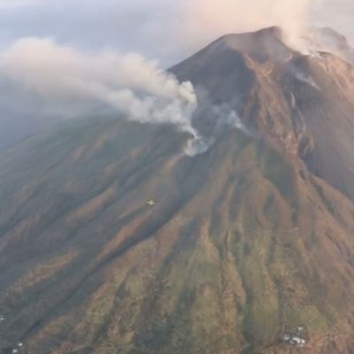 Stromboli raucht, spuckt und schickt Lava Richtung Meer.