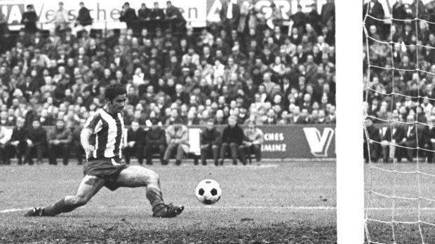 
                <strong>Gerd Müller (Saison 1968/69)</strong><br>
                Gerd Müller (Saison 1968/69): 15 Tore. Das muss ihm erstmal jemand nachmachen. 30 Tore in 30 Spielen der Saison 68/69. Gegen den Hamburger SV netzt der Ex-Nationalspieler am dritten Spieltag vier Mal ein. Damit bleibt Gerd Müller nach über 40 Jahren der erfolgreichste Torschütze nach zehn Spieltagen.
              