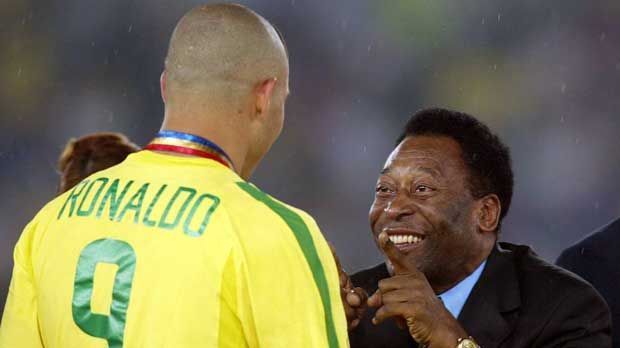 
                <strong>Pele</strong><br>
                Pele, Angriff: Ronaldo setzt sich nicht selbst auf den letzten freien Platz in seinem Team. Er überlässt diesen Landsmann Pele. Ingesamt ist Ronaldos Auswahl hochkarätig, aber bis auf den Torhüter wenig überraschend.
              