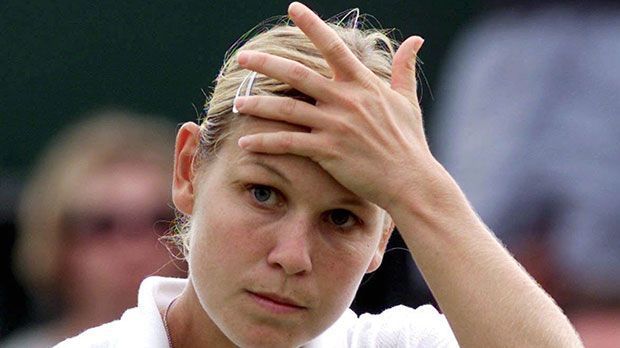 
                <strong>Anke Huber anno 2000</strong><br>
                Mit Wimbledon konnte sich Huber, deren beste Weltranglistenplatzierung Rang vier war, nicht anfreunden. Sie kam nie über das Achtelfinale hinaus. Von ihren zwölf Turniersiegen gewann sie nur eines auf Rasen.
              