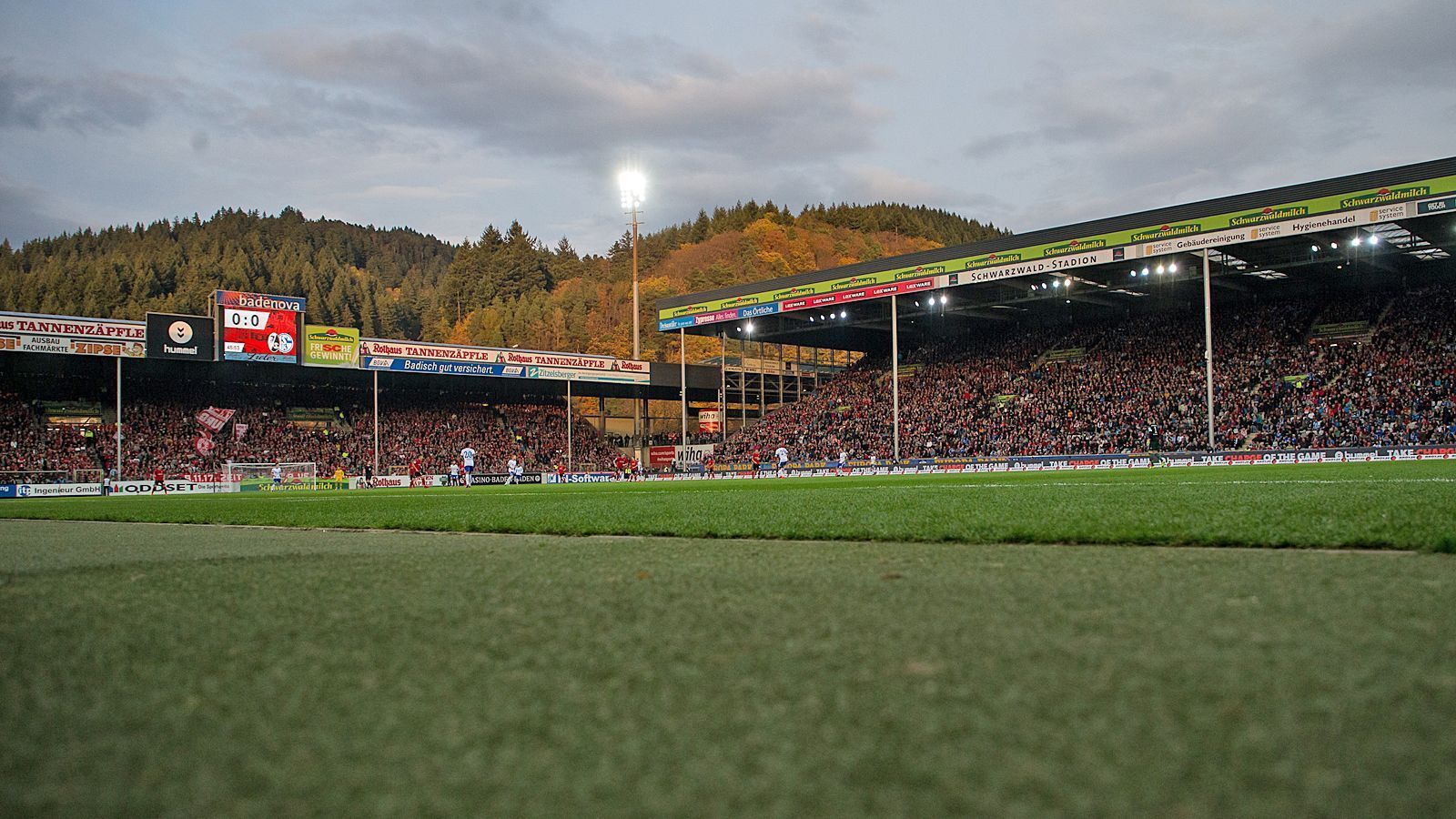 
                <strong>Platz 18: SC Freiburg - Schwarzwald-Stadion</strong><br>
                Kapazität: 24.000Logen: -Sitzplätze: 14.000Stehplätze: 10.000
              