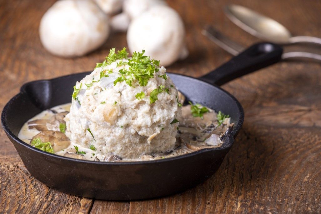 Das perfekte Gericht für den Veganuary – herrlich dampfende vegane Brezenknödel mit Pilzrahm!