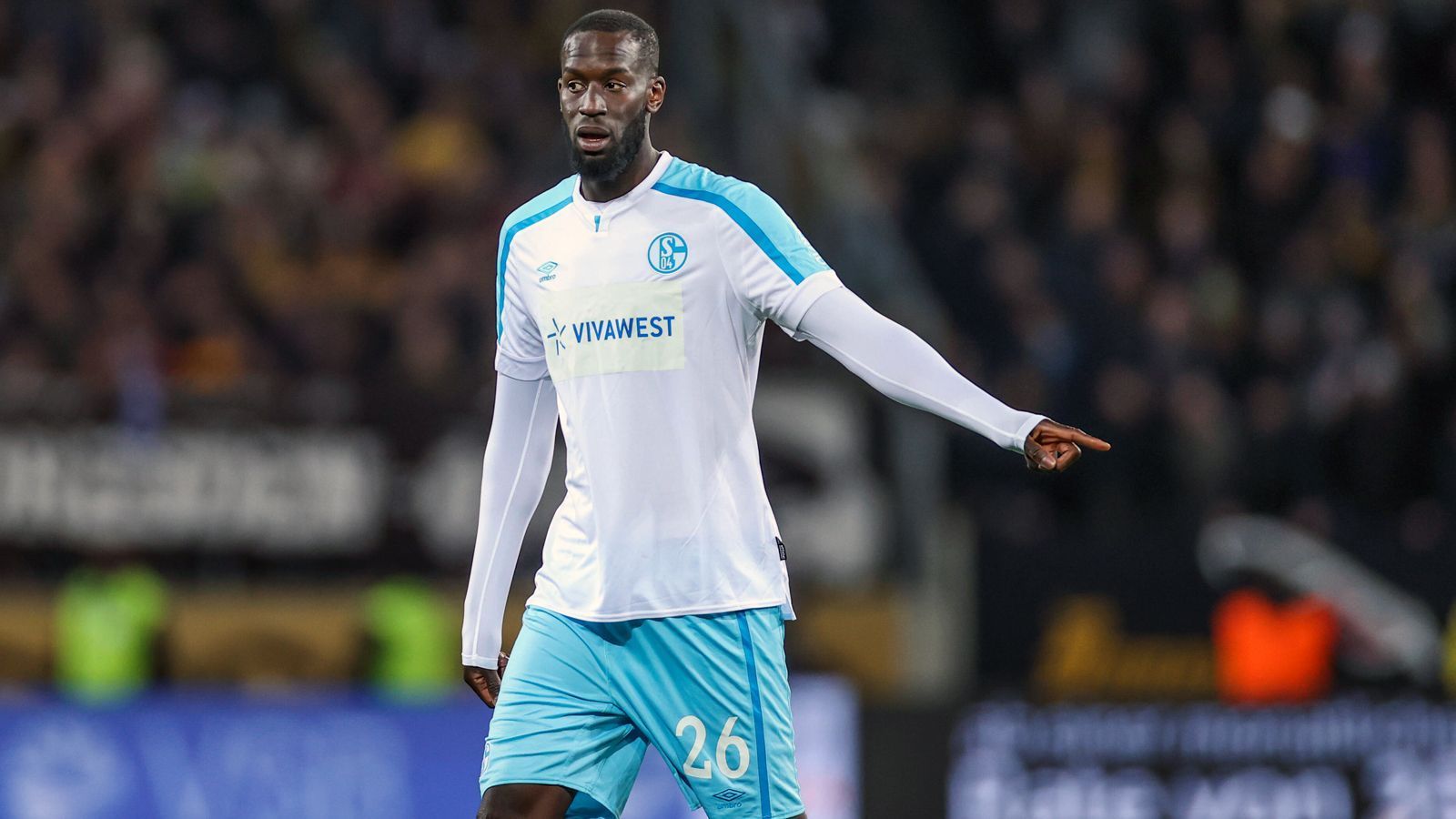 
                <strong>Salif Sane (zuletzt FC Schalke 04)</strong><br>
                Auch für den bisherigen Schalker Millionen-Flop Salif Sane endete seine Zeit als Profi zumindest vorläufig im Sommer 2022, nachdem der 32-Jährige bei den Gelsenkirchenern keinen neuen Vertrag erhielt. Wegen Verletzungen konnte der 1,96 Meter große Innenverteidiger aber schon in den zurückliegenden Jahren nur recht wenige Einsätze für sich verbuchen, am Schalker Wiederaufstieg in der Vorsaison hatte er mit elf Einsätzen nur einen geringen Anteil. Ein Probetraining beim MLS-Klub Vancouver Whitecaps führte in der jüngeren Vergangenheit ebenfalls zu keinem Vertragsabschluss.
              