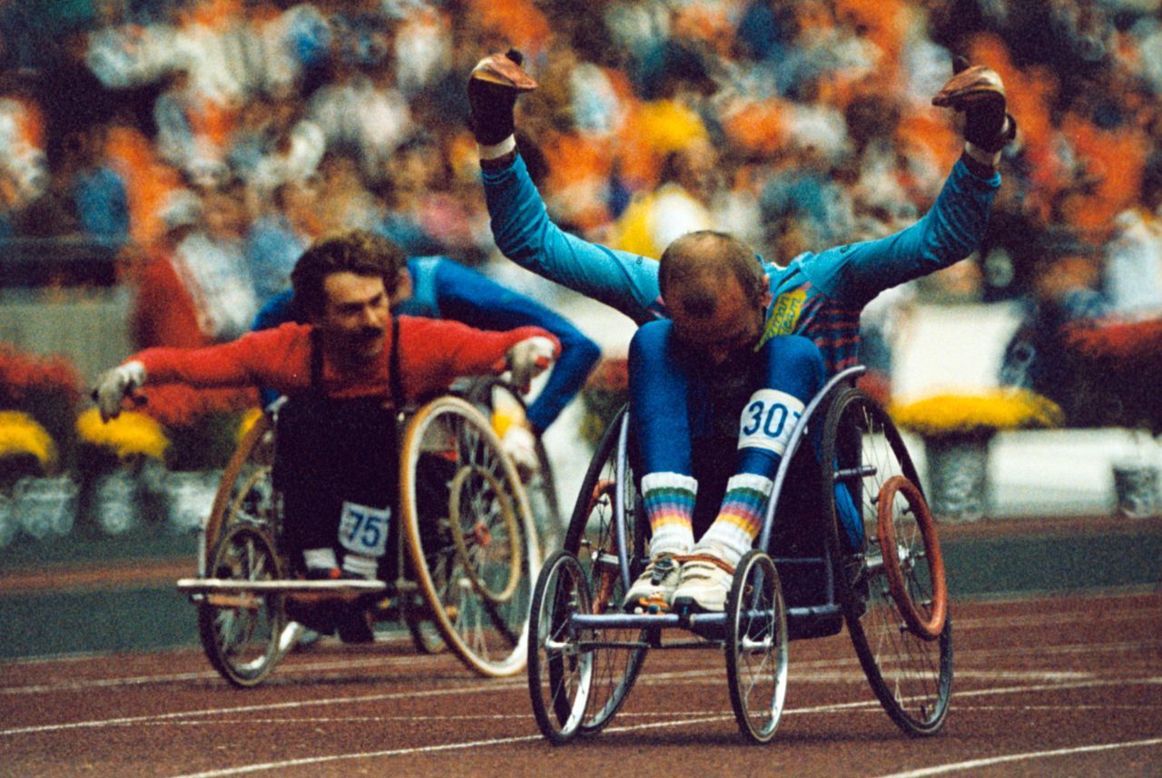 1988: Das erste Mal wird in Seoul der Name Paralympics verwendet. Seit diesem Jahr werden die Spiele auch immer in der gleichen Stadt wie die Olympiade abgehalten.  Das Foto zeigt das 100-Meter-Rollstuhlrennen der Herren. Erst ein Jahr später wird offiziell das Internationale Paralympische Komitee (IPC) in Düsseldorf gegründet. Es übernimmt von nun an die Organisation und stärkt mit einer guten Lobby den Auftritt der Spiele. 