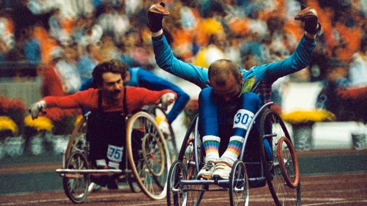 1988: Das erste Mal wird in Seoul der Name Paralympics verwendet. Seit diesem Jahr werden die Spiele auch immer in der gleichen Stadt wie die Olympiade abgehalten.  Das Foto zeigt das 100-Meter-Rollstuhlrennen der Herren. Erst ein Jahr später wird offiziell das Internationale Paralympische Komitee (IPC) in Düsseldorf gegründet. Es übernimmt von nun an die Organisation und stärkt mit einer guten Lobby den Auftritt der Spiele.