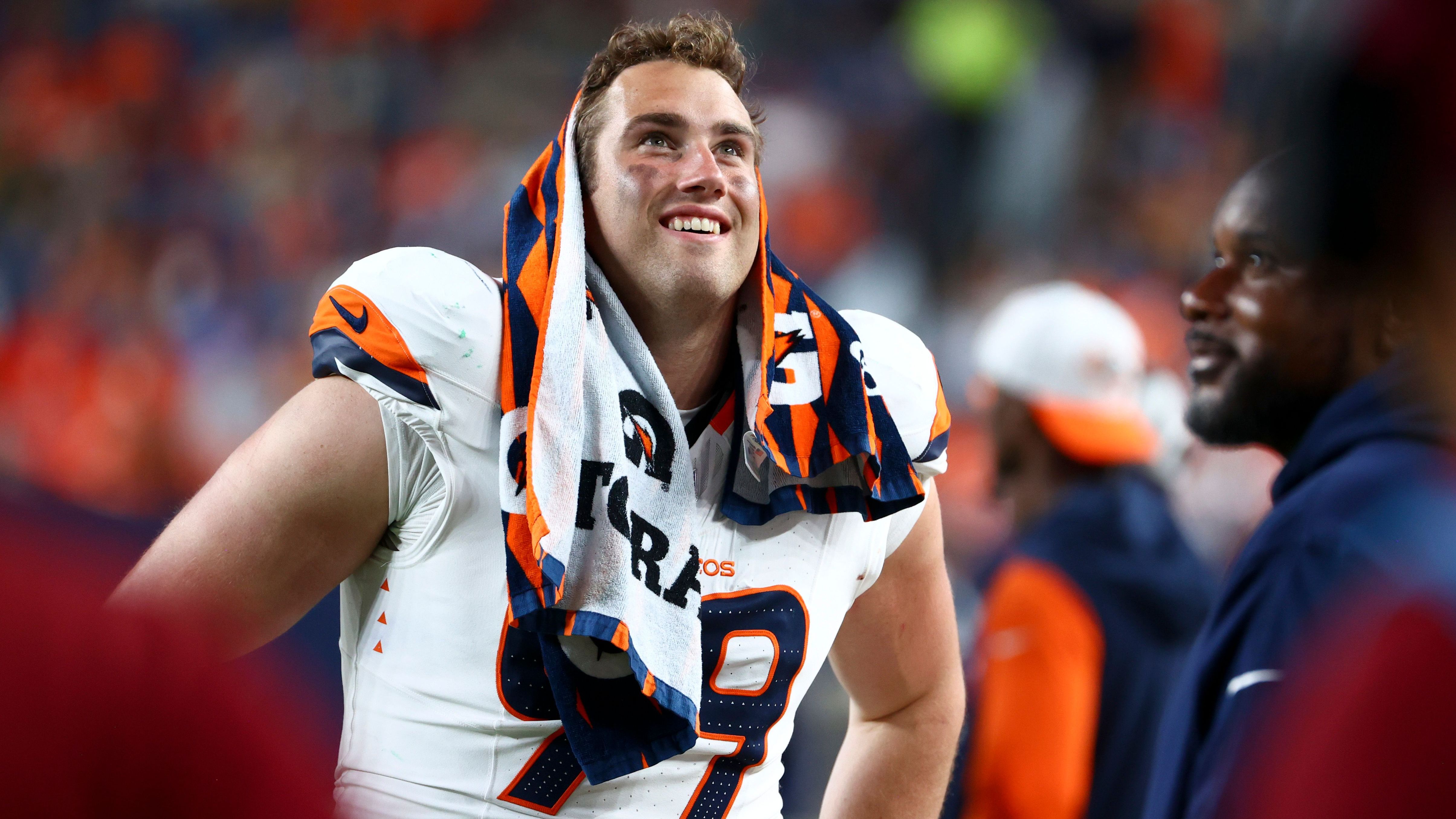 <em><strong>Zach Allen (Denver Broncos)</strong><br>Die Denver Broncos haben vor dem letzten Vertragsjahr von Zach Allen die Zukunft des D-Liners geklärt. Beide Seiten einigten sich nach "ESPN"-Informationen auf einen neuen Vierjahres-Deal über 102 Millionen US-Dollar. Demnach sind davon 69,5 Millionen US-Dollar mit der Unterschrift garantiert. Allen spielt seit 2023 für das Team aus Colorado und stellte in der vergangenen Saison persönliche Bestwerte bei Tackles (61) und Sacks (8,5) auf.</em>