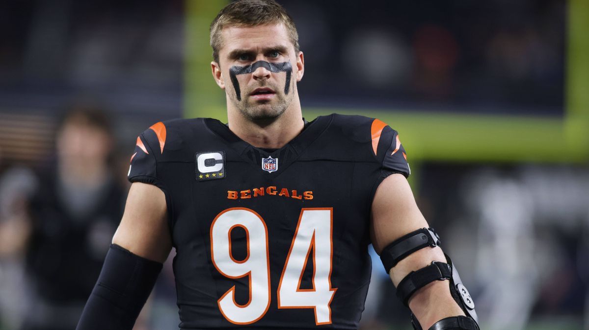 NFL, American Football Herren, USA Cincinnati Bengals at Dallas Cowboys Dec 9, 2024; Arlington, Texas, USA; Cincinnati Bengals defensive end Sam Hubbard (94) stands on the field before a game again...