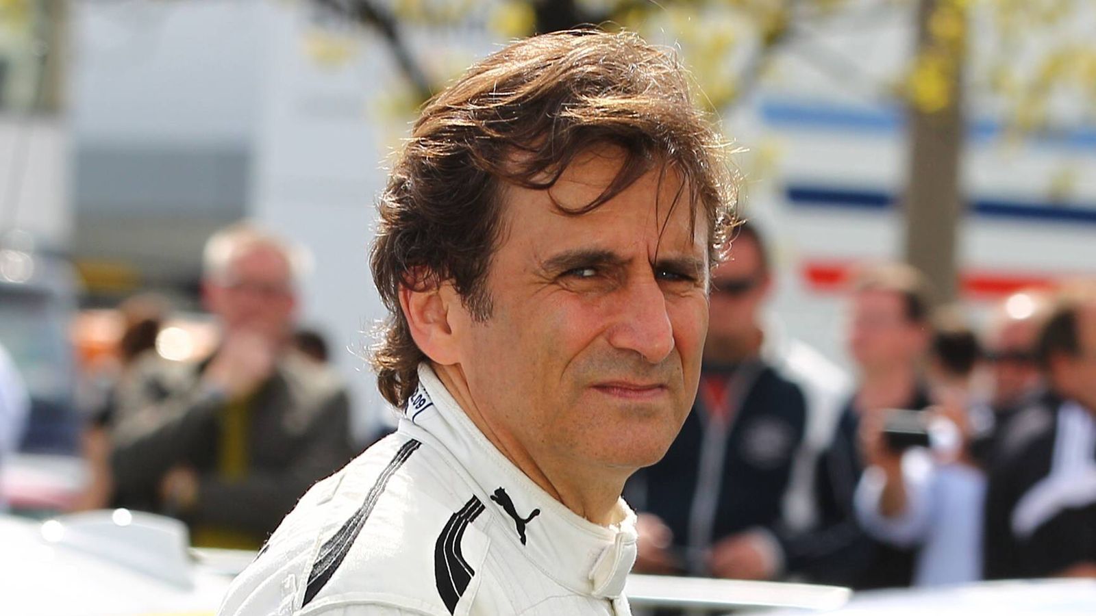 
                <strong>Alex Zanardi (41 Formel-1-Rennen)</strong><br>
                Alex Zanardi gab bei seinem Heimspiel in Misano im August 2018 als DTM-Gaststar Vollgas und beeindruckte mit Platz fünf im Nachtrennen. Der Italiener, dem im Jahre 2001 aufgrund eines schweren Unfalls am Lausitzring beide Beine amputiert werden mussten, ist dem deutschen Publikum vor allem aus der Formel 1 bekannt. Zanardi fuhr 41 Grands Prix, sah dabei allerdings niemals das Podium. Weitaus erfolgreicher war er in den USA, wo er zweimal Meister in der Champ-Car-Serie wurde. Bei den Paralympischen Spielen 2012 und 2016 fuhr Zanardi im Handbike zu vier Gold- und zwei Silbermedaillen.
              