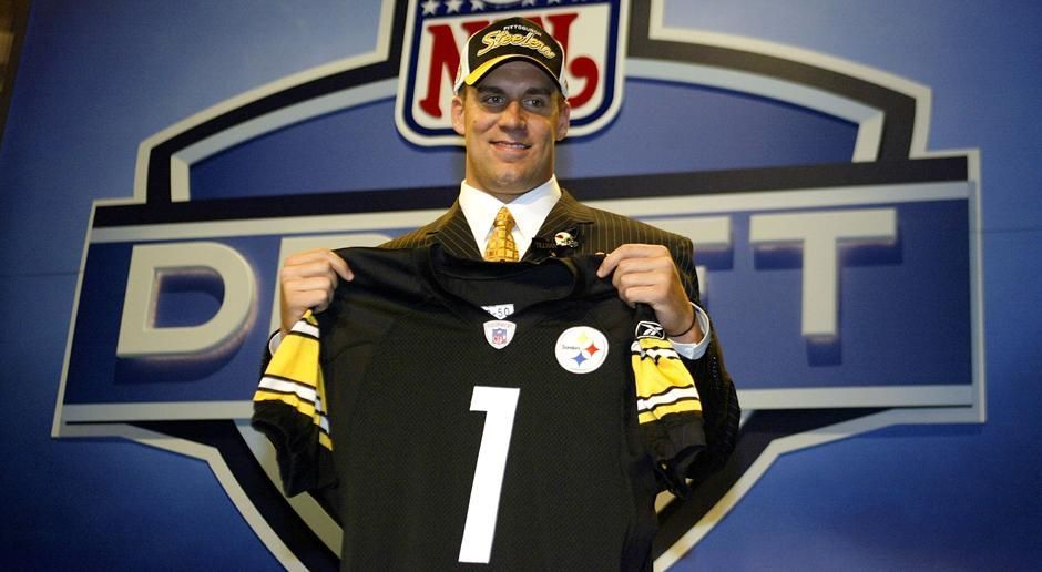 
                <strong> NFL-Draft 2004</strong><br>
                In der ersten Runde ausgewählte Quarterbacks:Pick 1 (San Diego Chargers) - Eli Manning (aktiv von 2004 bis 2019) - Pick 4 (New York Giants) - Philip Rivers (aktiv von 2004 bis 2020) - Pick 11 (Pittsburgh Steelers) - Ben Roethlisberger (Foto) - Pick 22 (Buffalo Bills) - J.P. Losman (aktiv von 2004 bis 2011)
              