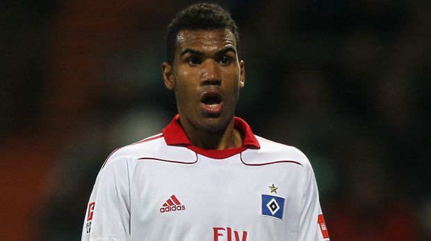 
                <strong>Eric-Maxim Choupo-Moting</strong><br>
                Und auch bei dem geplanten Wechsel von Eric-Maxim Choupo-Moting hat es mit der Transferfrist nicht ganz geklappt. Als der Stürmer 2011 vom Hamburger SV zum 1.FC Köln wechseln wollte, streikte das Fax-Gerät. Choupo-Motings Vater und Berater schickte den unterzeichneten Arbeitsvertrag per Fax um 17:49 Uhr zum 1. FC Köln. Im Rheinland kam allerdings nur eine Seite des Vertrages an. Die fehlende Seite, mit der Unterschrift des Spielers, erreichte die Kölner erst um 18:00 Uhr. Beim deutschen Fßballverband kamen die Unterlagen erst um 18:13 Uhr an - 13 Minuten zu spät. Der Transfer platzte und Choupo-Moting wechselte in der darauffolgenden Transferperiode zum 1.FSV Mainz 05.
              