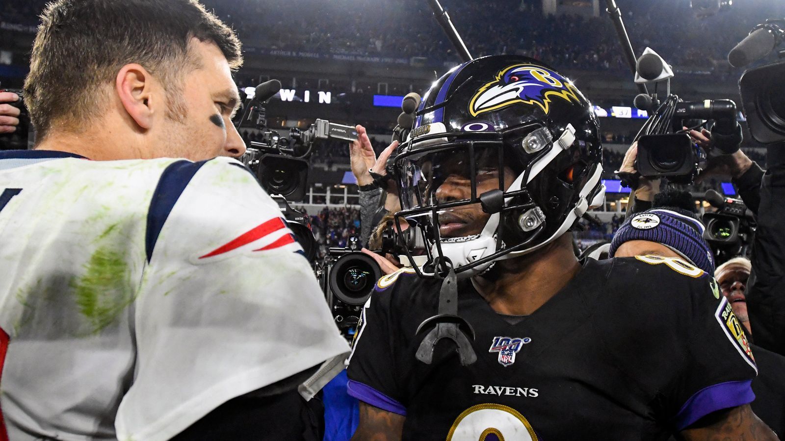 
                <strong>NFL-Awards: Lamar Jackson (re.) stellt Brady-Bestmarke ein</strong><br>
                Baltimores Lamar Jackson (re.) wurde in Miami als MVP der Saison 2019 ausgezeichnet. Der Ravens-Quarterback erhielt dabei alle 50 Stimmen der Experten der Associated Press und stellt damit einen NFL-Rekord ein. Denn bislang wurde der MVP nur ein einziges Mal einstimmig gewählt: Tom Brady (li./New England Patriots) im Jahr 2010. Der 22-jährige Jackson ist zudem noch der drittjüngste NFL-Profi, der zum MVP gewählt wurde. 
              