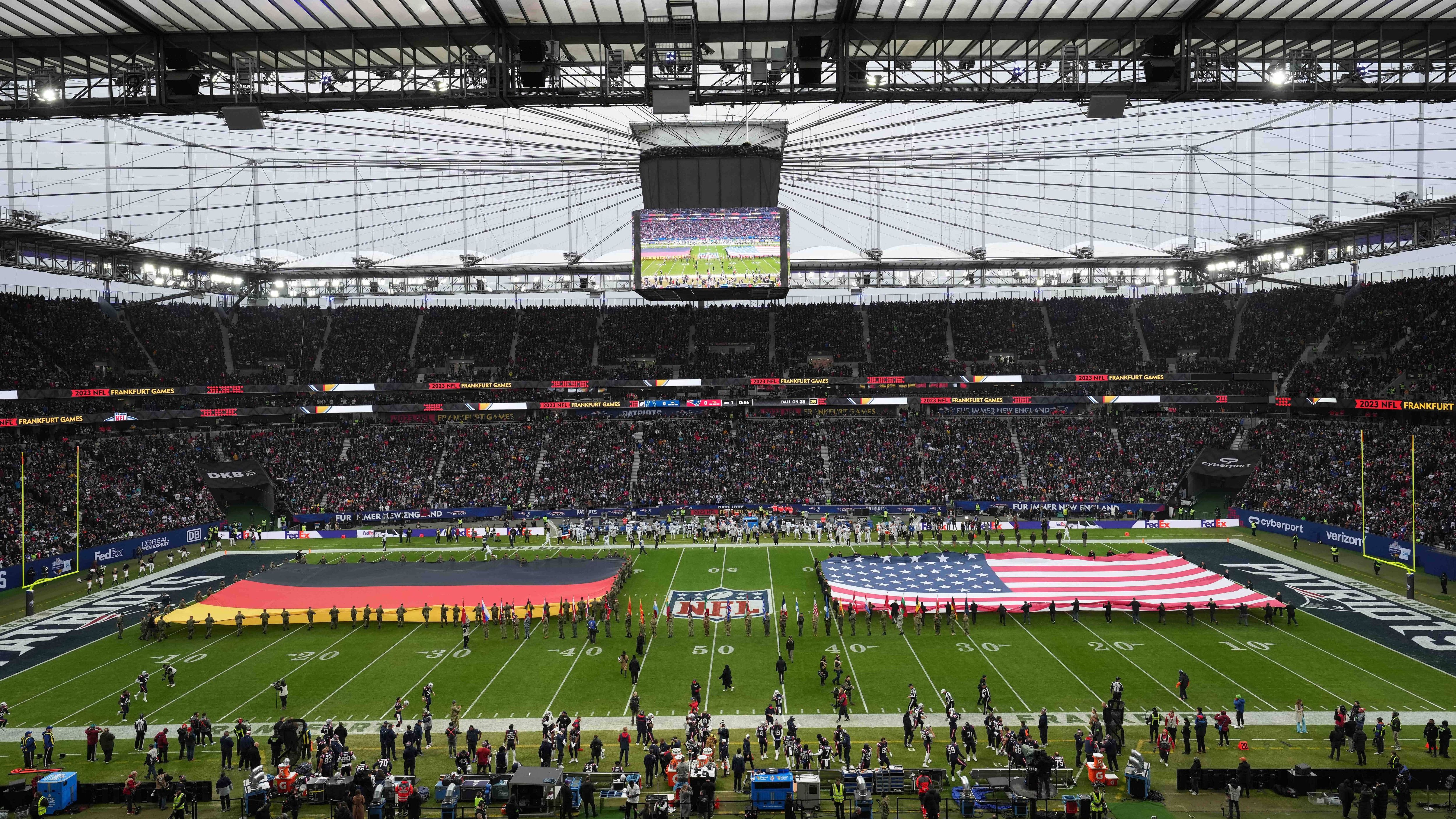 <strong>NFL in Frankfurt: Was nach München besser wurde</strong><br>Die Frankfurt Games 2023 sind in den Büchern. Ein Fest, wie schon das München 2022. Da Aller Anfang bekanntlich schwer ist, gab es damals bei all der Euphorie auch einige Dinge, die noch nicht ganz rund liefen, wie beispielsweise der Ticketverkauf oder der Einlass. Zwölf Monate hatte die NFL nun Zeit, aus diesen Fehlern zu lernen. Was hat sich im Vergleich zu München in Frankfurt verbessert?