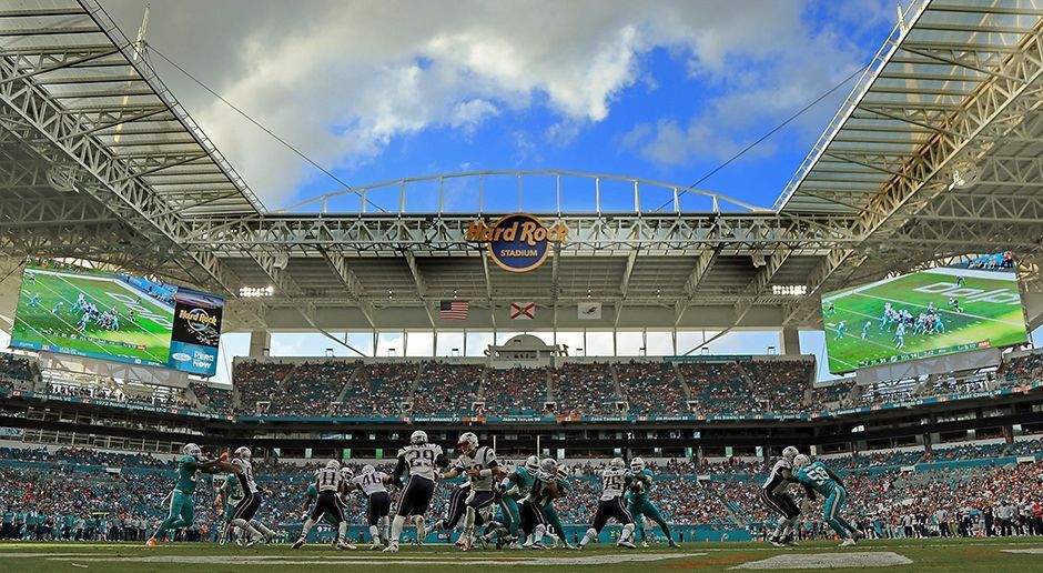 
                <strong>Miami Dolphins: Hard Rock Stadium</strong><br>
                Baujahr: 1985.Kosten: 115 Millionen Dollar + 350 Millionen Dollar Renovierungskosten.Finanzierung aus öffentlichen Geldern: Keine.Kapazität: 65 326.Eröffnung: 1987.
              