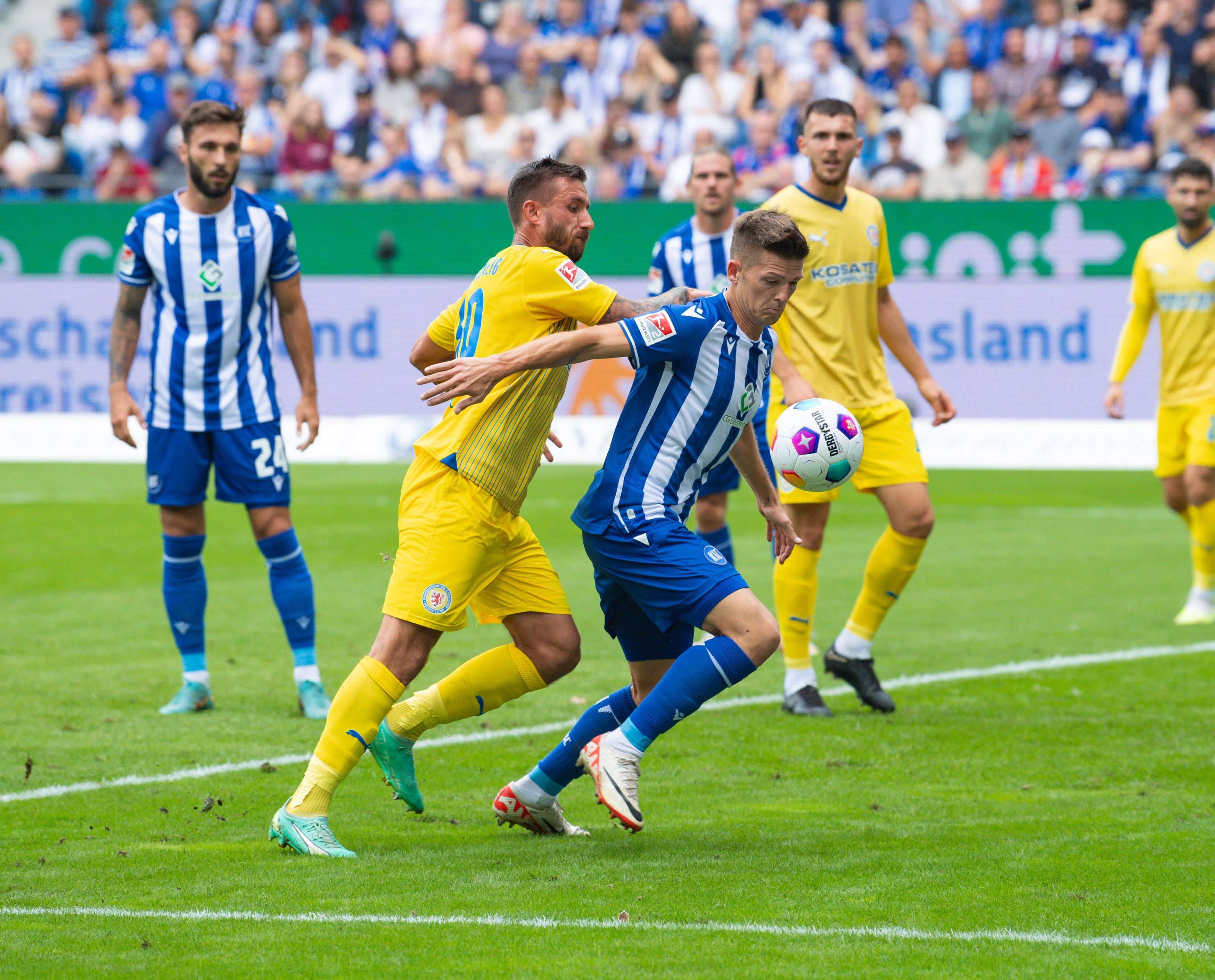 2. Liga: Drei Platzverweise In Nürnberg - FCM Holt Punkt