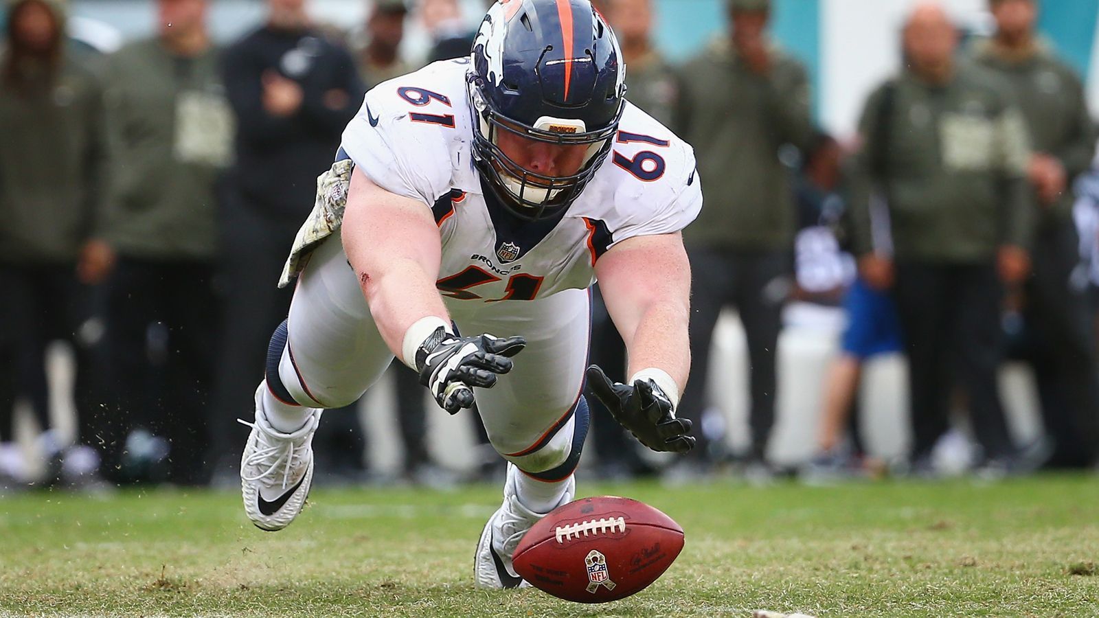 
                <strong>Houston Texans: C Matt Paradis</strong><br>
                62 Sacks. Die meisten der Liga. Da hilft nur, die O-Line zu verbessern. Und die Texans waren besonders in der Mitte anfällig. Also gilt es, auf der Center-Position nachzubessern. Paradis war bei den Broncos bereits unter Peyton Manning eine Stütze beim Super-Bowl-Gewinn 2015.
              