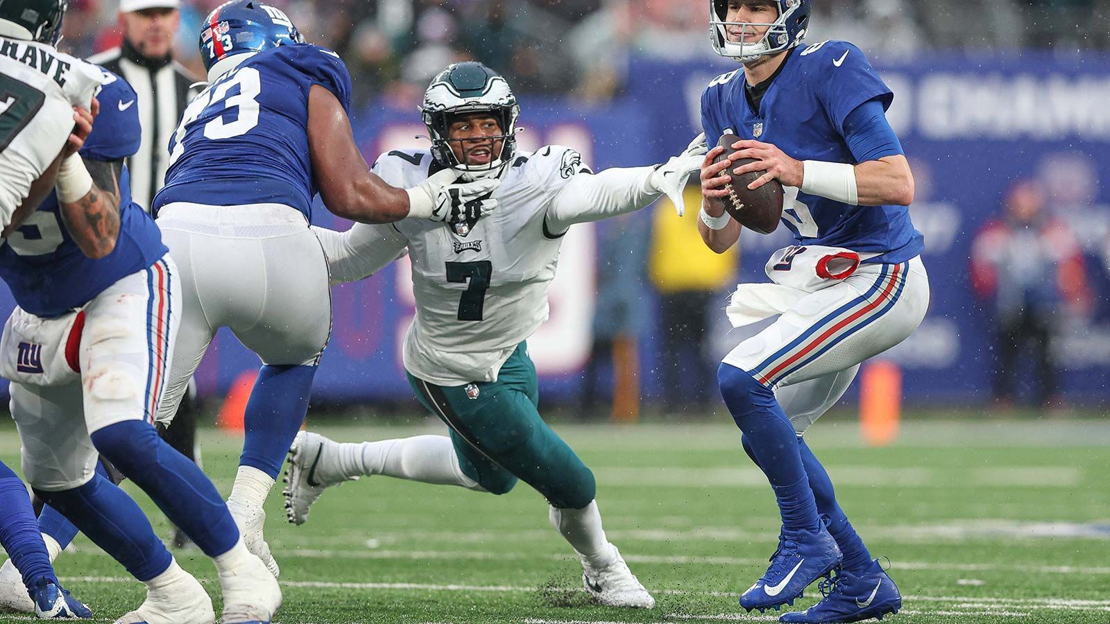 
                <strong>Philadelphia Eagles – Linebacker</strong><br>
                Die Philadelphia Eagles haben einen der breitesten Kader der gesamten NFL. Will man Kritik üben, ist die Linebacker-Gruppe noch am schwächsten aufgestellt. Neben Haason Reddick stehen im kommenden Jahr mutmaßlich Nicholas Morrow und Nakobe Dean in der Startaufstellung. Das könnte insofern zum Problem werden, als dass Philly nicht ohne Grund bereits der vierte Stopp in sechs Jahren von Morrow ist. Und auch wenn Dean am College für die überragenen Georgia Bulldogs auflief, bekam er in seiner Rookie-Saison nur wenig Einsatzzeiten, was zu Spekulationen seiner Qualitäten Anlass gab.
              