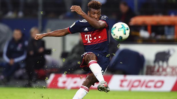 
                <strong>Mittelfeld - Kingsley Coman (FC Bayern München)</strong><br>
                Der heutige Bayern-Star Kingsley Coman hat, ähnlich wie Zagadou, einst bei Paris St. Germain keine wirkliche Perspektive für sich gesehen. Nach nur vier Profi-Einsätzen verließ er die Franzosen deshalb im Sommer 2014 ablösefrei in Richtung Juventus Turin. Dort schnupperte der Flügelflitzer dann so richtig ins Profi-Geschäft hinein und wurde später zunächst von den Bayern ausgeliehen und anschließend fest verpflichtet. Heute ist der 21-Jährige eines der vielen bekannten Gesichter, das für ein unglaubliches Potenzial von Frankreichs nächster Generation steht. Comans Vertrag in München läuft noch bis zum Sommer 2020.
              